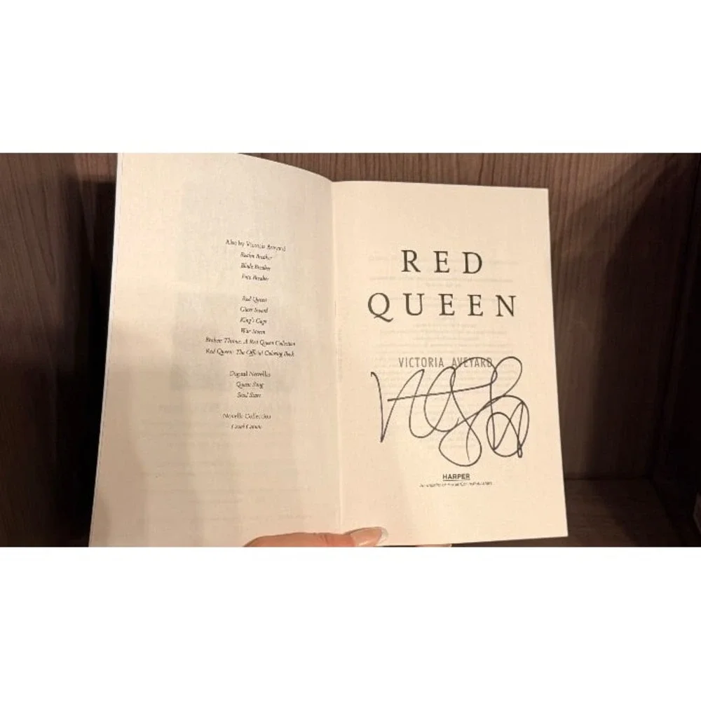 Red Queen *HAND SIGNED* by Victoria Aveyard